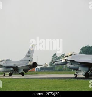 Eine General Dynamics F-16B der American Air Force und eine F-16A der Klus während der Mot & E auf dem Luftwaffenstützpunkt Leeuwarden. Stockfoto