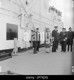 Fotoment des Staatsbesuchs des dänischen Königspaares, König Frederik IX. Und Königin Ingrid, in den Niederlanden. Die königliche Gesellschaft und ihre Courtège versammeln sich am Flugzeuglift auf dem Flugdeck von HR. Frau Karel Doorman (1948-1968). Ist Teil der Objektserie AVDKM 540154 bis 540167. Stockfoto