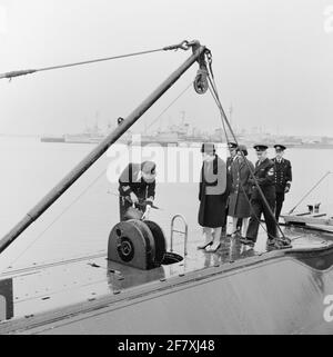 Prinzessin Beatrix bringt einen einführenden Besuch in verschiedenen Teilen der Royal Navy mit. Einladung an den Kommandanten der HR.Ms. Seal (1961-1990), Leutnant-Ter-Sea der ​​the 1. Klasse (LTZ 1) J.H. Van Spede, um einen Blick an Bord zu werfen. Stockfoto