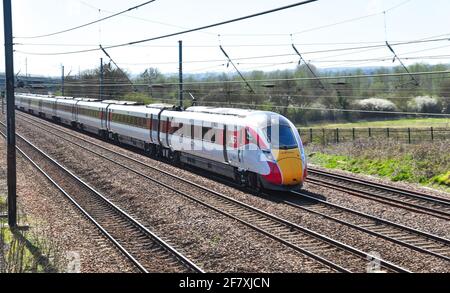 DIE LNER-Klasse 800 Azuma fährt auf der Hauptlinie der Ostküste nördlich von Hitchin, Hertfordshire, England, Großbritannien, nach Norden Stockfoto