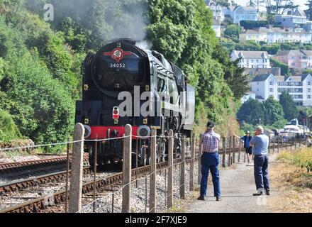 Der wiederaufgebaute Bulleid pacific ist auf der Dartmouth Steam Railway, Kingswear, South Devon, England, Großbritannien, wieder in die Kigswear Station eingegliedert Stockfoto