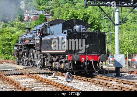 Die Standard-Klasse 4MT 4-6-0 fährt mit der Dartmouth Steam Railway, Kingswear, South Devon, England, Großbritannien, in die Kingswear Station zurück Stockfoto