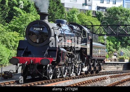 Die Standard-Klasse 4MT 4-6-0 fährt mit der Dartmouth Steam Railway, Kingswear, South Devon, England, Großbritannien, in die Kingswear Station zurück Stockfoto