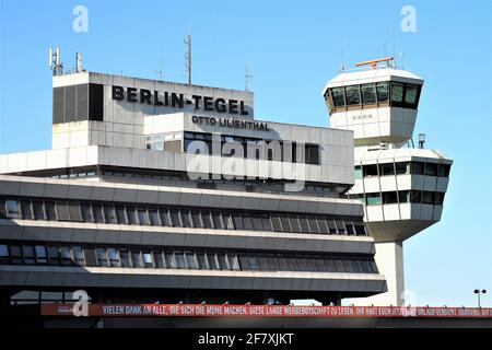 Terminal und Tower of Airport Berlin-Tegel TXL 5 Tage vorher Der Flughafen wurde am 8. November 2021 aufgrund der Eröffnung bekleidet Des Flughafens Berlin-Brandenburg BER Stockfoto