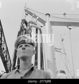 An Bord liegt der Poolstar (A 835), der von seinem ersten Testlauf zurückgekehrt ist und wieder vor Anker liegt, bei der Rotterdam Dry Dock Society (RDM) auf dem Heijplaat in Rotterdam. Das neue Versorgungsschiff für die Royal Navy (KM) wird erst nach dem Arbeitsdienst als HR.Ms. North Star. Stockfoto