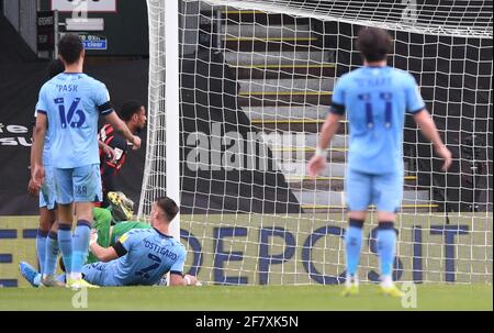 Vitality Stadium, Bournemouth, Dorset, Großbritannien. April 2021. English Football League Championship Football, Bournemouth Athletic gegen Coventry City; Arnaut Danjuma aus Bournemouth erzielt in der 28. Minute 2-1 sein zweites Tor Credit: Action Plus Sports/Alamy Live News Stockfoto