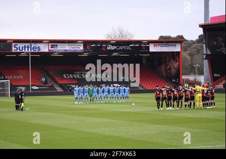 Vitality Stadium, Bournemouth, Dorset, Großbritannien. April 2021. English Football League Championship Football, Bournemouth Athletic gegen Coventry City; die Spieler beobachten eine 2-minütige Stille, um das Leben von Prinz Philip, Herzog von Edinburgh, zu ehren, der am 9. April 2021 in Windsor Castle starb.Quelle: Action Plus Sports/Alamy Live News Stockfoto