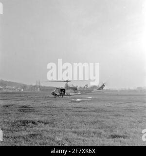 Soldaten verlassen ihre Agusta-Bell 204B (Registrierungsnummer 226) am 18. November 1965 von der Royal Navy. Stockfoto