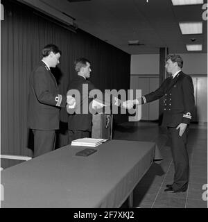 Vorstellung des CCO-Diploms (CCO) durch den Leiter der Operational School in Den Helder Captain-Ter-Zee (KTZ) L.L. Block, unterstützt von Leutnant-Ter-Sea of ​​the First Class (LTZ1) H.M. van Binsbergen, Leutnant-Ter-Sea of ​​the 2nd Class Oldest Category (LTZ2OC) E. Wormgoor. Stockfoto