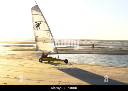 FRA, Frankreich, Le Touquet-Paris-Plage, 28.12.2017: Strandsegler auf dem Strand bei Ebbe in Le Touquet Stockfoto