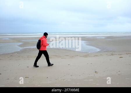 FRA, Frankreich, Le Touquet-Paris-Plage, 21.10.2019: Strandspaziergaengerin an einem stuermischen Herbsttag bei Ebbe in Le Touquet Stockfoto