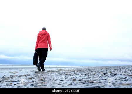 FRA, Frankreich, Le Touquet-Paris-Plage, 21.10.2019: Strandspaziergaengerin an einem stuermischen Herbsttag bei Ebbe in Le Touquet Stockfoto