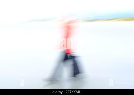 FRA, Frankreich, Le Touquet-Paris-Plage, 21.10.2019: Strandspaziergaengerin an einem stuermischen Herbsttag in Le Touquet Stockfoto