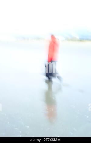 FRA, Frankreich, Le Touquet-Paris-Plage, 21.10.2019: Strandspaziergaengerin an einem stuermischen Herbsttag in Le Touquet Stockfoto