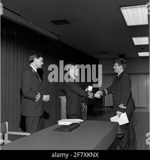 Vorstellung des CCO-Diploms (CCO) durch den Leiter der Operational School in Den Helder Captain-Ter-Zee (KTZ) L.L. Block, unterstützt von Leutnant-Ter-Sea of ​​the First Class (LTZ1) H.M. van Binsbergen to Leutnant-Ter-Sea of ​​the 2nd Class Oldest Category (LTZ2OC) P. G.B. Adeest. Stockfoto