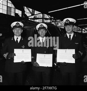 Präsentation einer Gruppenzufriedenheitsperspektive beim MarineLiegkamp De Kooy in Den Helder. Jahrbuch 1983 (Seite 348): Der Kommandant der Zeemacht in den Niederlanden hat am 24. Dezember 1982 mit zwei Bordplattformen eine Zufriedenheitsbeurteilung an die Besatzungen im Zusammenhang mit Ermittlungen und Rettungsaktionen abgegeben. Stockfoto