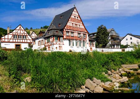 DEU, Deutschland, Rheinland-Pfalz, Zell, 19.05.2020: Prächtiges altes Fachwerkhaus, das zum Weingut Treis gehoert, im Weinort Zell-Kaimt am Ufer der Stockfoto