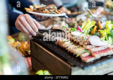 Selbstbedienungsbuffet bei einer Party mit vielen Farben Stockfoto