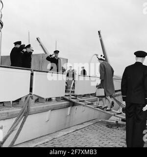 Prinzessin Beatrix bringt einen einführenden Besuch in verschiedenen Teilen der Royal Navy mit. Ankunft an Bord des Tauchschiffs HR.Ms. Woerden, dessen Kommandeur Leutnant-Ter-Sea der 2. Klasse der ältesten Kategorie (LTZ 2OC) J. ​​the ist der Hase. Stockfoto