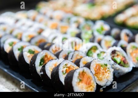 Frisch geschnittene sushis auf einem Teller in einem Restaurant Stockfoto