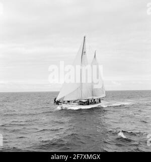 Das Segelschulschiff für anstehende Marineoffiziere am Royal Institute for the Marine (KIM): Hr. Urania (Y 8050) (H 31) (1938-2004). Ein ausführlicher Reisebericht kann auf Seite 52 in der Jaarboek Koninklijke Marine 1964 unter der Überschrift praktische Zeit gelesen werden. Stockfoto