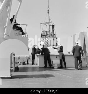 Beim zweiten Proof des Pool STAR (A 835), dem neuen Versorgungsschiff der Royal Navy, wird erneut geprüft, ob alles einwandfrei funktioniert und ob die vorgenommenen Änderungen nun auch allen Anforderungen entsprechen. Ein Gabelstapler wird abgesenkt. Stockfoto