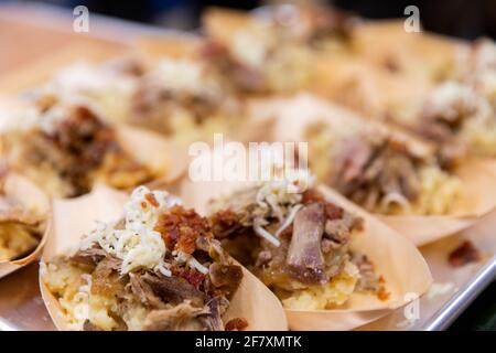 Kleine Vorspeise auf einem Teller bereit, um serviert werden Eine Veranstaltung mit Käse und Fleisch Stockfoto