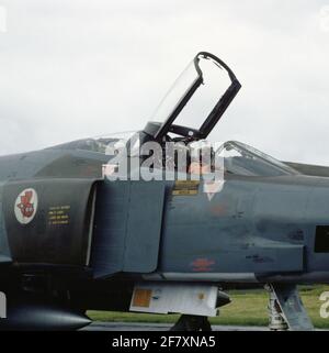 Eine Boeing (McDonnell Douglas) RF-4th Phantom II der 51. Luftwaffe auf dem Flugplatz Zweibrücken in Westdeutschland. Stockfoto