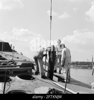 Foto während der Renovierung des Kreuzers HR.Ms. Die sieben Provinzen (1954-1975) an der Rotterdamsche Drydok Maatschappij (RDM) auf der Heijplaat in Rotterdam. Mit dieser Renovierung wird das Terrier-Führungs-Waffensystem aufgebaut. Stockfoto