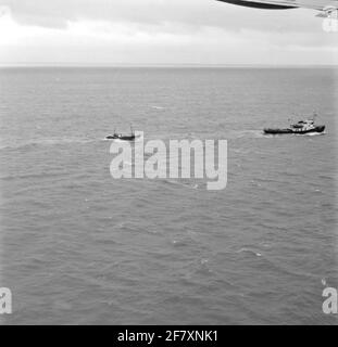 Alarmmeldung Untersuchung und Rettungsdienst. Notruf des belgischen Wasserschneiders Hope for Peace (1941-1967). Der belgische Schlepper ZeioGer (1956-1994) hat den Cutter im Schlepptau. Ein Neptun der Flugzeuggeschwader 320 ist vor Ort. Stockfoto