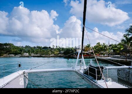 Jan Thiel Bucht, Curacao Menschen am Jan Thiel Bucht Strand auf Curacao während Sonnenuntergang Karibik Stockfoto