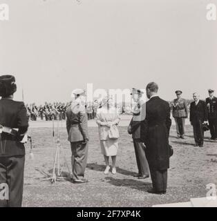 Der Chef General Staff / Kommandant der Landstreitkräfte begrüßte S.M. Koningin Juliana und Z.K.H. Prinz Bernhard bei der Ankunft zur Parade in Ede. Stockfoto