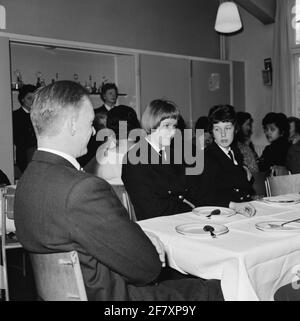 Elterntag im Marvacentrum Amsterdam, das sich auf dem Gelände der Marinekazerne Amsterdam (MKAD) befindet. Am Tisch für ein gemeinsames Essen. Stockfoto