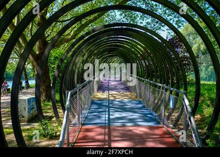 07.05.2020, Oberhausen, Nordrhein-Westfalen, Deutschland - Blick auf die Emscherinsel in der Nähe des Schlosses Oberhausen in die Brueckenskulptur „S Stockfoto