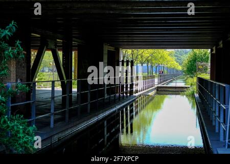 07.05.2020, Herten, Ruhrgebiet, Nordrhein-Westfalen, Deutschland - Wasserbecken unter einem Gebäudeeigner der ehemaligen Zeche Ewald in Herten Stockfoto