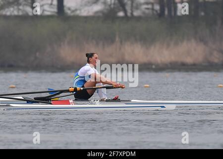 Varese, Italien. April 2021. Diana Dymchenko (UKR), Single Sculls der Frauen während der European Rowing Championships 2021, Canoying in Varese, Italien, April 10 2021 Quelle: Independent Photo Agency/Alamy Live News Stockfoto