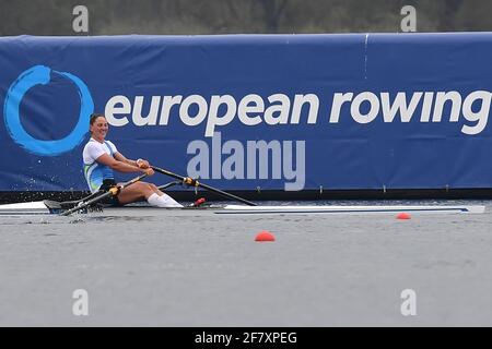 Varese, Italien. April 2021. Diana Dymchenko (UKR), Single Sculls der Frauen während der European Rowing Championships 2021, Canoying in Varese, Italien, April 10 2021 Quelle: Independent Photo Agency/Alamy Live News Stockfoto