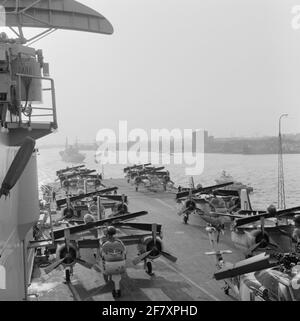 Am 19. September wird das Marijnen-Kabinett (1963-1965) mit dem Flugzeuglager hr.ms segeln. Karel Doorman (R 81) (1948-1968) (Ex-HMS Venerable 1945-1948) van den Helder nach Rotterdam. Vor der Ankunft in Rotterdam werden eine Reihe von Patrouillen-/U-Boot-Standbooth-Säulen vom Typ Grumman S-2A Tracker auf dem Deck aufgestellt. Stockfoto