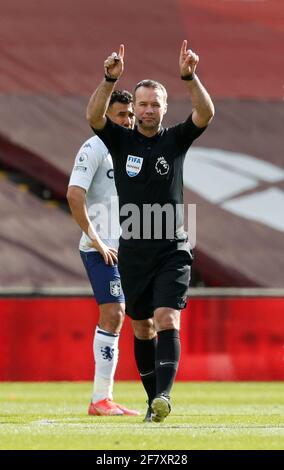 Liverpool, England, 10. April 2021. Schiedsrichter Paul Tierney verbietet Firminos Ausgleichstor während des Spiels der Premier League in Anfield, Liverpool. Bildnachweis sollte lauten: Darren Staples / Sportimage Credit: Sportimage/Alamy Live News Stockfoto