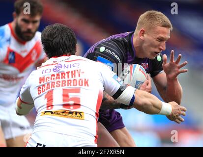 Mikolaj Oledzki von Leeds Rhinos (rechts) wird von St Helens' Louie McCarthy-Scarsbrook während des Betfred Challenge Cup-Spiels im Totally Wicked Stadium, St. Helens, angegangen. Bilddatum: Samstag, 10. April 2021. Stockfoto