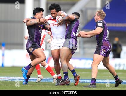 St. Helens' Agnatius Paasi (Mitte) wird von Zane Tetevano (links), Kruise Leeming und Matt Prior (rechts) von Leeds Rhinos während des Wettkampfs im Betfred Challenge Cup im total Wicked Stadium, St. Helens, angegangen. Bilddatum: Samstag, 10. April 2021. Stockfoto