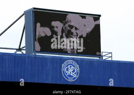 London, Großbritannien. April 2021. 10. April 2021; Kiyan Prince Foundation Stadium, London, England; English Football League Championship Football, Queen Park Rangers gegen Sheffield Mittwoch; Ein Bild von Prinz Philip, Herzog von Edinburgh, der am 9. April 2021 in Windsor Castle starb, wird während der 2-minütigen Stille auf dem großen Bildschirm angezeigt Credit: Action Plus Sports Images/Alamy Live News Stockfoto