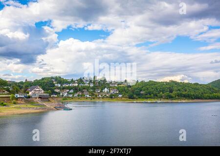 Rurberg und Rursee an einem schönen Tag im Sommer. Touristisches Wahrzeichen für Radfahrer, Wassersport und Hyking-Aktivitäten. Stockfoto