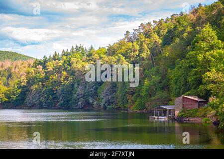 Paulushofdamm und Obersee an einem schönen Sommertag. Stockfoto