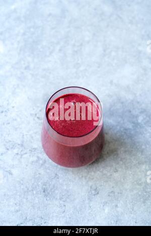 Acai Smoothie mit Rote Bete und Rüben Cheers außerhalb Sonnentag mit Freunden. Bereit zum Trinken. Stockfoto