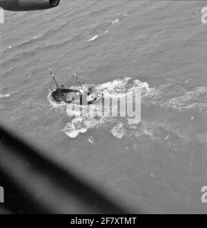 Alarmmeldung Untersuchung und Rettungsdienst. Notruf des belgischen Wasserschneiders Hope for Peace (1941-1967). Ein Rettungsinsel steht auf dem Heck des Schneiders bereit. An der Vorderseite ist das Schleppkabel zum Schlepper Seettiger zu sehen. Ein Neptun der Flugzeuggeschwader 320 ist vor Ort. Stockfoto