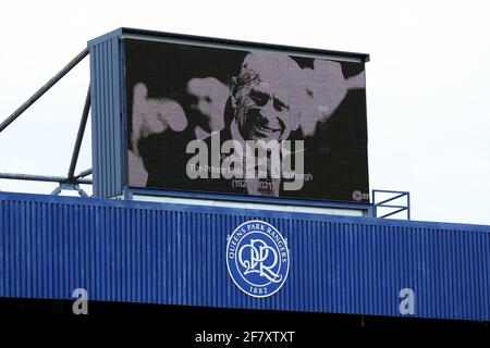 London, Großbritannien. April 2021. 10. April 2021; Kiyan Prince Foundation Stadium, London, England; English Football League Championship Football, Queen Park Rangers gegen Sheffield Mittwoch; Ein Bild von Prinz Philip, Herzog von Edinburgh, der am 9. April 2021 in Windsor Castle starb, wird während der 2-minütigen Stille auf dem großen Bildschirm angezeigt Credit: Action Plus Sports Images/Alamy Live News Stockfoto