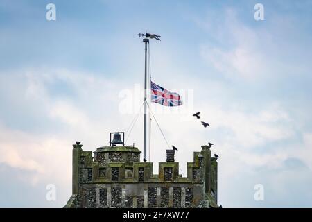 Die Union Jack-Flagge, die auf Halbmast fliegt, ehrt Prinz Philip, Herzog von Edinburgh nach seinem Tod Stockfoto