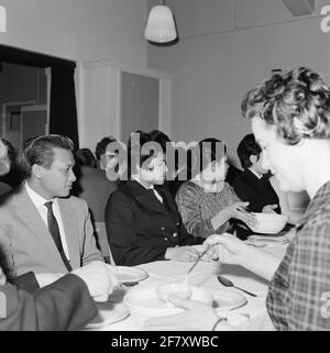 Elterntag im Marvacentrum Amsterdam, das sich auf dem Gelände der Marinekazerne Amsterdam (MKAD) befindet. Am Tisch für ein gemeinsames Essen. Stockfoto