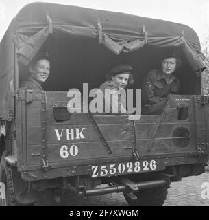 Drei Frauen der VHK, die Frauen des Hilfskorps, auf der Rückseite eines Militärfahrzeugs. Stockfoto